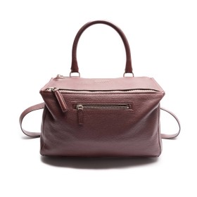 GIVENCHY POSIBLEMENTE UNA DE LAS BOLSASS GIVENCHY MáS POPULARES DE TODOS LOS TIEMPOS Y UNA DE LOS MáS QUERIDOS DE LA DéCADA DE 2010.
LA BOLSA PANDORA DE GIVENCHY SE LANZó EN OTOñO/INVIERNO DE 2009.
DISEñADADA POR RICCARDO TISCI; LA BOLSA PANDORA RáPIDAMENTE SE CONVIRTIó EN UN íCONO DE LA CASA GIVENCHY. INSPIRADO EN LA CAJA DE PANDORA DE LA MITOLOGíA GRIEGA. EL BOLSO SE DEFINE POR SU FORMA CUADRADA (AUNQUE NO SúPER ESTRUCTURADA) Y SU PARTE SUPERIOR INCLINADA CON DOBLE CREMALLERA. 
TIENE UNA CORREA DE ASA SUPERIOR SINGULAR Y UNA MáS LARGA PARA LLEVARLO AL HOMBRO O CRUZADO, LO QUE LO CONVIERTE EN UN BOLSO BáSICO PARA USAR TODOS LOS DíAS.