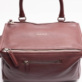 GIVENCHY POSIBLEMENTE UNA DE LAS BOLSASS GIVENCHY MáS POPULARES DE TODOS LOS TIEMPOS Y UNA DE LOS MáS QUERIDOS DE LA DéCADA DE 2010.
LA BOLSA PANDORA DE GIVENCHY SE LANZó EN OTOñO/INVIERNO DE 2009.
DISEñADADA POR RICCARDO TISCI; LA BOLSA PANDORA RáPIDAMENTE SE CONVIRTIó EN UN íCONO DE LA CASA GIVENCHY. INSPIRADO EN LA CAJA DE PANDORA DE LA MITOLOGíA GRIEGA. EL BOLSO SE DEFINE POR SU FORMA CUADRADA (AUNQUE NO SúPER ESTRUCTURADA) Y SU PARTE SUPERIOR INCLINADA CON DOBLE CREMALLERA. 
TIENE UNA CORREA DE ASA SUPERIOR SINGULAR Y UNA MáS LARGA PARA LLEVARLO AL HOMBRO O CRUZADO, LO QUE LO CONVIERTE EN UN BOLSO BáSICO PARA USAR TODOS LOS DíAS.