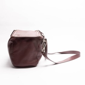 GIVENCHY POSIBLEMENTE UNA DE LAS BOLSASS GIVENCHY MáS POPULARES DE TODOS LOS TIEMPOS Y UNA DE LOS MáS QUERIDOS DE LA DéCADA DE 2010.
LA BOLSA PANDORA DE GIVENCHY SE LANZó EN OTOñO/INVIERNO DE 2009.
DISEñADADA POR RICCARDO TISCI; LA BOLSA PANDORA RáPIDAMENTE SE CONVIRTIó EN UN íCONO DE LA CASA GIVENCHY. INSPIRADO EN LA CAJA DE PANDORA DE LA MITOLOGíA GRIEGA. EL BOLSO SE DEFINE POR SU FORMA CUADRADA (AUNQUE NO SúPER ESTRUCTURADA) Y SU PARTE SUPERIOR INCLINADA CON DOBLE CREMALLERA. 
TIENE UNA CORREA DE ASA SUPERIOR SINGULAR Y UNA MáS LARGA PARA LLEVARLO AL HOMBRO O CRUZADO, LO QUE LO CONVIERTE EN UN BOLSO BáSICO PARA USAR TODOS LOS DíAS.