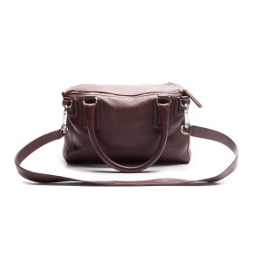 GIVENCHY POSIBLEMENTE UNA DE LAS BOLSASS GIVENCHY MáS POPULARES DE TODOS LOS TIEMPOS Y UNA DE LOS MáS QUERIDOS DE LA DéCADA DE 2010.
LA BOLSA PANDORA DE GIVENCHY SE LANZó EN OTOñO/INVIERNO DE 2009.
DISEñADADA POR RICCARDO TISCI; LA BOLSA PANDORA RáPIDAMENTE SE CONVIRTIó EN UN íCONO DE LA CASA GIVENCHY. INSPIRADO EN LA CAJA DE PANDORA DE LA MITOLOGíA GRIEGA. EL BOLSO SE DEFINE POR SU FORMA CUADRADA (AUNQUE NO SúPER ESTRUCTURADA) Y SU PARTE SUPERIOR INCLINADA CON DOBLE CREMALLERA. 
TIENE UNA CORREA DE ASA SUPERIOR SINGULAR Y UNA MáS LARGA PARA LLEVARLO AL HOMBRO O CRUZADO, LO QUE LO CONVIERTE EN UN BOLSO BáSICO PARA USAR TODOS LOS DíAS.