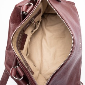 GIVENCHY POSIBLEMENTE UNA DE LAS BOLSASS GIVENCHY MáS POPULARES DE TODOS LOS TIEMPOS Y UNA DE LOS MáS QUERIDOS DE LA DéCADA DE 2010.
LA BOLSA PANDORA DE GIVENCHY SE LANZó EN OTOñO/INVIERNO DE 2009.
DISEñADADA POR RICCARDO TISCI; LA BOLSA PANDORA RáPIDAMENTE SE CONVIRTIó EN UN íCONO DE LA CASA GIVENCHY. INSPIRADO EN LA CAJA DE PANDORA DE LA MITOLOGíA GRIEGA. EL BOLSO SE DEFINE POR SU FORMA CUADRADA (AUNQUE NO SúPER ESTRUCTURADA) Y SU PARTE SUPERIOR INCLINADA CON DOBLE CREMALLERA. 
TIENE UNA CORREA DE ASA SUPERIOR SINGULAR Y UNA MáS LARGA PARA LLEVARLO AL HOMBRO O CRUZADO, LO QUE LO CONVIERTE EN UN BOLSO BáSICO PARA USAR TODOS LOS DíAS.