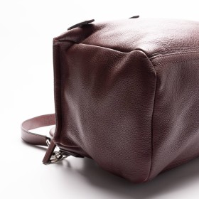 GIVENCHY POSIBLEMENTE UNA DE LAS BOLSASS GIVENCHY MáS POPULARES DE TODOS LOS TIEMPOS Y UNA DE LOS MáS QUERIDOS DE LA DéCADA DE 2010.
LA BOLSA PANDORA DE GIVENCHY SE LANZó EN OTOñO/INVIERNO DE 2009.
DISEñADADA POR RICCARDO TISCI; LA BOLSA PANDORA RáPIDAMENTE SE CONVIRTIó EN UN íCONO DE LA CASA GIVENCHY. INSPIRADO EN LA CAJA DE PANDORA DE LA MITOLOGíA GRIEGA. EL BOLSO SE DEFINE POR SU FORMA CUADRADA (AUNQUE NO SúPER ESTRUCTURADA) Y SU PARTE SUPERIOR INCLINADA CON DOBLE CREMALLERA. 
TIENE UNA CORREA DE ASA SUPERIOR SINGULAR Y UNA MáS LARGA PARA LLEVARLO AL HOMBRO O CRUZADO, LO QUE LO CONVIERTE EN UN BOLSO BáSICO PARA USAR TODOS LOS DíAS.