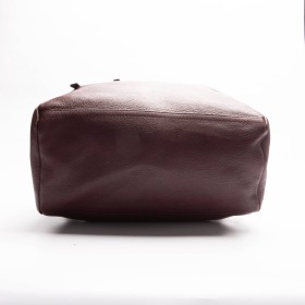 GIVENCHY POSIBLEMENTE UNA DE LAS BOLSASS GIVENCHY MáS POPULARES DE TODOS LOS TIEMPOS Y UNA DE LOS MáS QUERIDOS DE LA DéCADA DE 2010.
LA BOLSA PANDORA DE GIVENCHY SE LANZó EN OTOñO/INVIERNO DE 2009.
DISEñADADA POR RICCARDO TISCI; LA BOLSA PANDORA RáPIDAMENTE SE CONVIRTIó EN UN íCONO DE LA CASA GIVENCHY. INSPIRADO EN LA CAJA DE PANDORA DE LA MITOLOGíA GRIEGA. EL BOLSO SE DEFINE POR SU FORMA CUADRADA (AUNQUE NO SúPER ESTRUCTURADA) Y SU PARTE SUPERIOR INCLINADA CON DOBLE CREMALLERA. 
TIENE UNA CORREA DE ASA SUPERIOR SINGULAR Y UNA MáS LARGA PARA LLEVARLO AL HOMBRO O CRUZADO, LO QUE LO CONVIERTE EN UN BOLSO BáSICO PARA USAR TODOS LOS DíAS.
