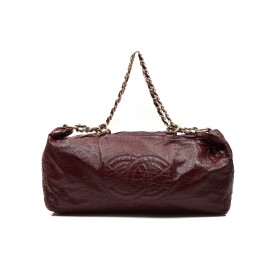 CHANEL EL BOSTON BAG DE CHANEL ES UN BOLSO DE MANO QUE FUSIONA ELEGANCIA Y FUNCIONALIDAD. CONFECCIONADO EN PIEL DE ALTA CALIDAD, SU DISEñO ESTRUCTURADO PRESENTA EL EMBLEMáTICO ACOLCHADO DE LA MARCA Y DETALLES EN METAL DORADO. ESTE MODELO INCLUYE ASAS SUPERIORES Y UNA CORREA DE CADENA, OFRECIENDO VERSATILIDAD PARA LLEVARLO AL HOMBRO O CRUZADO. EL ESPACIOSO INTERIOR PERMITE ORGANIZAR PERTENENCIAS ESENCIALES, CONVIRTIéNDOLO EN UNA ELECCIóN IDEAL PARA EL USO DIARIO CON UN TOQUE DE SOFISTICACIóN.