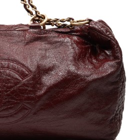 CHANEL EL BOSTON BAG DE CHANEL ES UN BOLSO DE MANO QUE FUSIONA ELEGANCIA Y FUNCIONALIDAD. CONFECCIONADO EN PIEL DE ALTA CALIDAD, SU DISEñO ESTRUCTURADO PRESENTA EL EMBLEMáTICO ACOLCHADO DE LA MARCA Y DETALLES EN METAL DORADO. ESTE MODELO INCLUYE ASAS SUPERIORES Y UNA CORREA DE CADENA, OFRECIENDO VERSATILIDAD PARA LLEVARLO AL HOMBRO O CRUZADO. EL ESPACIOSO INTERIOR PERMITE ORGANIZAR PERTENENCIAS ESENCIALES, CONVIRTIéNDOLO EN UNA ELECCIóN IDEAL PARA EL USO DIARIO CON UN TOQUE DE SOFISTICACIóN.