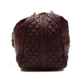 CHANEL EL BOSTON BAG DE CHANEL ES UN BOLSO DE MANO QUE FUSIONA ELEGANCIA Y FUNCIONALIDAD. CONFECCIONADO EN PIEL DE ALTA CALIDAD, SU DISEñO ESTRUCTURADO PRESENTA EL EMBLEMáTICO ACOLCHADO DE LA MARCA Y DETALLES EN METAL DORADO. ESTE MODELO INCLUYE ASAS SUPERIORES Y UNA CORREA DE CADENA, OFRECIENDO VERSATILIDAD PARA LLEVARLO AL HOMBRO O CRUZADO. EL ESPACIOSO INTERIOR PERMITE ORGANIZAR PERTENENCIAS ESENCIALES, CONVIRTIéNDOLO EN UNA ELECCIóN IDEAL PARA EL USO DIARIO CON UN TOQUE DE SOFISTICACIóN.