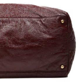 CHANEL EL BOSTON BAG DE CHANEL ES UN BOLSO DE MANO QUE FUSIONA ELEGANCIA Y FUNCIONALIDAD. CONFECCIONADO EN PIEL DE ALTA CALIDAD, SU DISEñO ESTRUCTURADO PRESENTA EL EMBLEMáTICO ACOLCHADO DE LA MARCA Y DETALLES EN METAL DORADO. ESTE MODELO INCLUYE ASAS SUPERIORES Y UNA CORREA DE CADENA, OFRECIENDO VERSATILIDAD PARA LLEVARLO AL HOMBRO O CRUZADO. EL ESPACIOSO INTERIOR PERMITE ORGANIZAR PERTENENCIAS ESENCIALES, CONVIRTIéNDOLO EN UNA ELECCIóN IDEAL PARA EL USO DIARIO CON UN TOQUE DE SOFISTICACIóN.