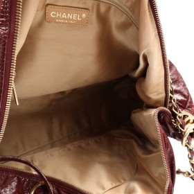 CHANEL EL BOSTON BAG DE CHANEL ES UN BOLSO DE MANO QUE FUSIONA ELEGANCIA Y FUNCIONALIDAD. CONFECCIONADO EN PIEL DE ALTA CALIDAD, SU DISEñO ESTRUCTURADO PRESENTA EL EMBLEMáTICO ACOLCHADO DE LA MARCA Y DETALLES EN METAL DORADO. ESTE MODELO INCLUYE ASAS SUPERIORES Y UNA CORREA DE CADENA, OFRECIENDO VERSATILIDAD PARA LLEVARLO AL HOMBRO O CRUZADO. EL ESPACIOSO INTERIOR PERMITE ORGANIZAR PERTENENCIAS ESENCIALES, CONVIRTIéNDOLO EN UNA ELECCIóN IDEAL PARA EL USO DIARIO CON UN TOQUE DE SOFISTICACIóN.