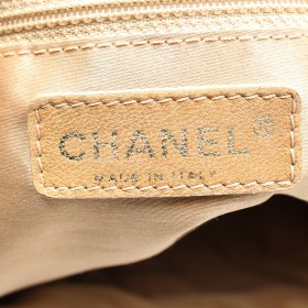 CHANEL EL BOSTON BAG DE CHANEL ES UN BOLSO DE MANO QUE FUSIONA ELEGANCIA Y FUNCIONALIDAD. CONFECCIONADO EN PIEL DE ALTA CALIDAD, SU DISEñO ESTRUCTURADO PRESENTA EL EMBLEMáTICO ACOLCHADO DE LA MARCA Y DETALLES EN METAL DORADO. ESTE MODELO INCLUYE ASAS SUPERIORES Y UNA CORREA DE CADENA, OFRECIENDO VERSATILIDAD PARA LLEVARLO AL HOMBRO O CRUZADO. EL ESPACIOSO INTERIOR PERMITE ORGANIZAR PERTENENCIAS ESENCIALES, CONVIRTIéNDOLO EN UNA ELECCIóN IDEAL PARA EL USO DIARIO CON UN TOQUE DE SOFISTICACIóN.