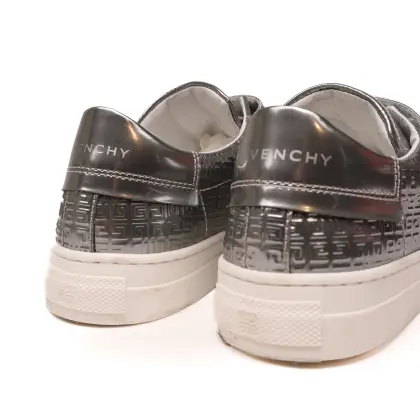 GIVENCHY 