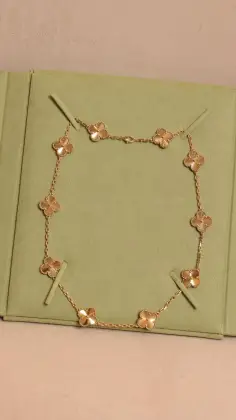 VAN CLEEF & ARPELS COLLAR ALHAMBRA, 10 MOTIVOS, ORO AMARILLO 18K VIENE CON SU ESTUCHE ORIGINAL. LA COLECCIóN ALHAMBRA® SE HA CONVERTIDO, CON EL PASO DE LOS AñOS, EN EL SíMBOLO DE LA SUERTE MáS RECONOCIDO DE VAN CLEEF & ARPELS. ESTA PIEZA FORMA PARTE DE LA LíNEA ALHAMBRA, FIEL AL DISEñO ORIGINAL DE 1968, QUE SE DISTINGUE POR UNA ELEGANCIA ATEMPORAL QUE NUNCA PASA DE MODA.  INSPIRADO EN EL TRéBOL DE CUATRO HOJAS —AMULETO DE BUENA SUERTE POR EXCELENCIA—, CADA MOTIVO ESTá ENMARCADO POR UN DELICADO CONTORNO DE CUENTAS DORADAS, DISPONIBLE EN DISTINTOS MATERIALES Y ACABADOS.  ESTA PIEZA EN PARTICULAR ESTá ELABORADA EN ORO AMARILLO DE 18K CON ACABADO GUILLOCHé, UNA TéCNICA DE GRABADO QUE LE DA ESA TEXTURA Y BRILLO TAN CARACTERíSTICOS A LA SUPERFICIE DEL ORO.
