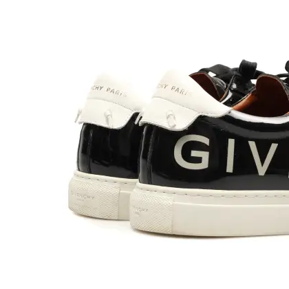 GIVENCHY 