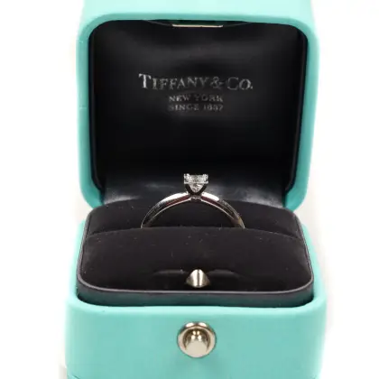 TIFFANY & CO ANILLO DE COMPROMISO .28 QT CUADRADO CON CERTIFICADO