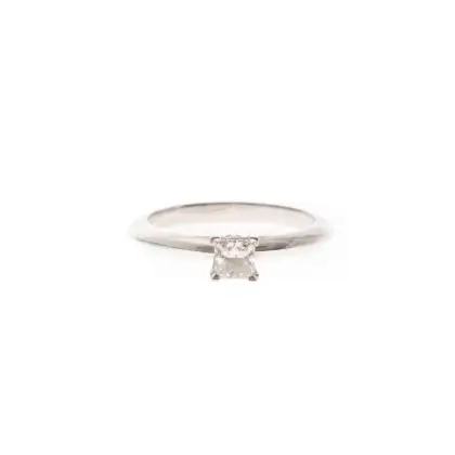 TIFFANY & CO ANILLO DE COMPROMISO SOLITARIO EN PLATINO CON UN DIAMANTE CENTRAL .31 CARAT CON CERTIFICADO.