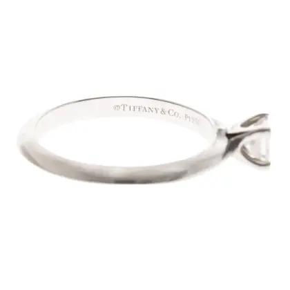TIFFANY & CO ANILLO DE COMPROMISO SOLITARIO EN PLATINO CON UN DIAMANTE CENTRAL .31 CARAT CON CERTIFICADO.