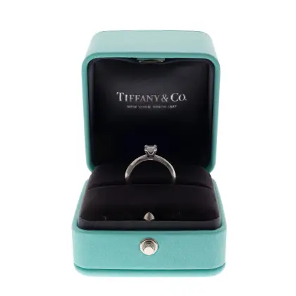 TIFFANY & CO ANILLO DE COMPROMISO SOLITARIO EN PLATINO CON UN DIAMANTE CENTRAL .31 CARAT CON CERTIFICADO.