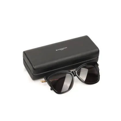 GIVENCHY 