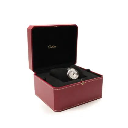 CARTIER CAJA DE ACERO. CORONA ACANALADA DECORADA CON UN CABUJóN DE ESPINELA SINTéTICA. ESFERA GUILLOCHé PLATEADA ENGASTADA CON 11 DIAMANTES TALLA BRILLANTE CON UN TOTAL DE 0,05 QUILATES. AGUJAS DE ACERO AZULADO EN FORMA DE ESPADA. CRISTAL DE ZAFIRO.